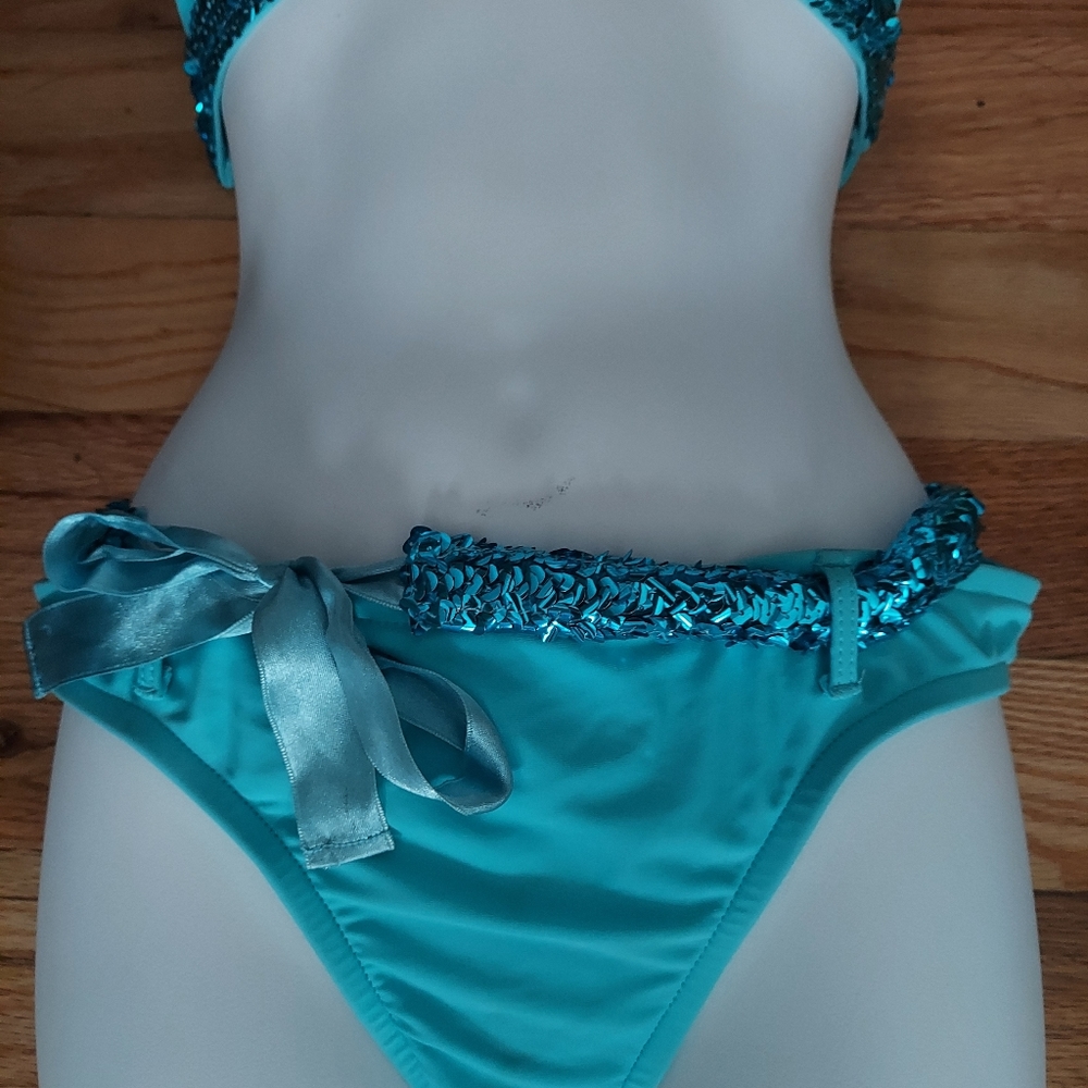 Bikini - Picture 3 of 3